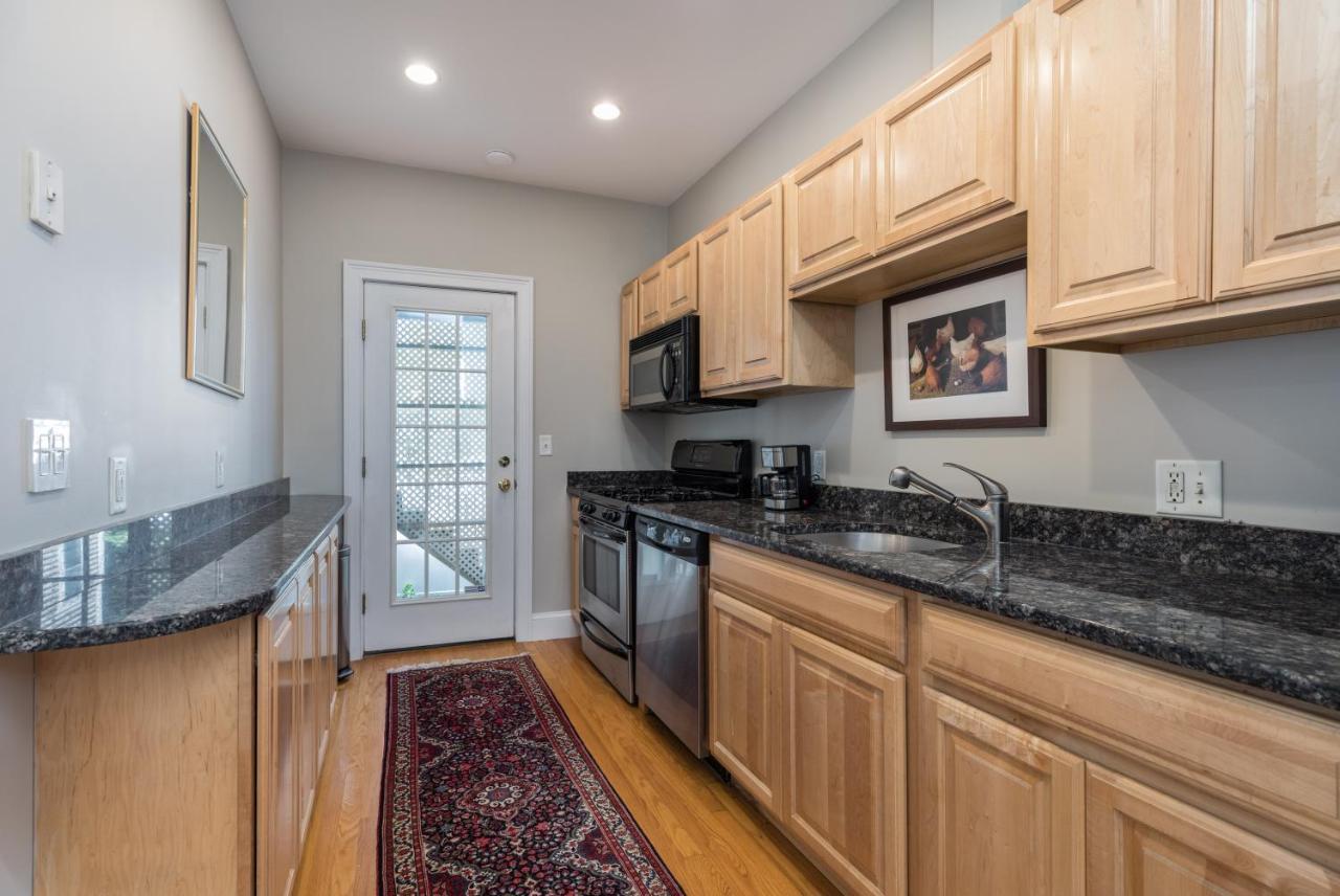 Sunny Convenient Home W/ Private Patio! Easy Walk To Everything! Βοστώνη Εξωτερικό φωτογραφία